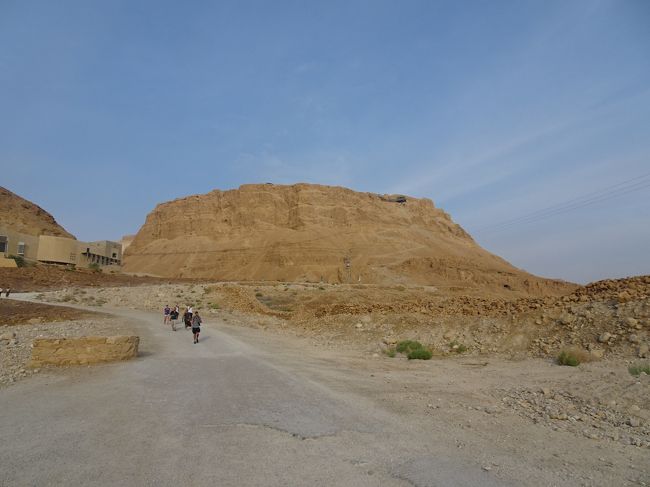 10月の3連休でイスラエル＆パレスチナに行ってきました。<br /><br />2日目は、現地ツアー（下記）でマサダ国立公園、エン・ゲディ国立公園、死海のビーチを周遊。深夜3時発で日の出を見るツアーなので、短い滞在時間を有効に使えました。<br /><br />Masada Sunrise, Ein Gedi &amp; Dead Sea Tour（59USD＝220シェケル＝7058円）<br />https://www.touristisrael.com/tours/masada-sunrise-ein-gedi-dead-sea-self-guided-day-tour/<br /><br />＜旅程＞<br />【0日目(10/5金)】<br />　成田21:25→<br />【1日目(10/6土)】<br />　→イスタンブール3:35（TK53）<br />　イスタンブール6:40→テルアビブ8:40（TK784）<br />　エルサレム泊<br />【2日目(10/7日)】<br />　テルアビブ21:45→イスタンブール0:05（TK789）<br />【3日目(10/8月)】<br />　イスタンブール1:40→成田19:10（TK52）<br /><br />ベツレヘム編<br />https://4travel.jp/travelogue/11411614<br />エルサレム前編<br />https://4travel.jp/travelogue/11411873<br />エルサレム後編<br />https://4travel.jp/travelogue/11411912