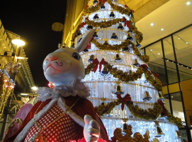 去年と同じく、2010年のクリスマスもバンコクとホーチミンで過ごしました。<br />もう数え切れないほど訪れている街なので、特に観光もせずにショッピングとホテルでダラダラと過ごしました。<br />バンコクはホテルが安いので毎回ホテル選びに悩みます。<br />今回はエンポリウム・スイーツがクリスマスなのにセールをしていたので、初めて泊まってみました。<br />ホーチミンでもクリスマスの街並みを楽しみましたが、バンコクと比べるとやはり見劣りします。イルミネーションはそこそこに、ベトナム料理に集中しました♪<br />41階のスイートルームからのバンコクの夜景が印象的な、素敵なクリスマスになりました。<br /><br />12月15日 ホーチミン着 ホーチミン泊<br />12月16日ー22日 ホーチミン散策 ホーチミン泊<br />12月23日 ホーチミンからバンコクへ移動 バンコク泊<br />12月24日 トンローでエステ&サイアムでお買い物 バンコク泊<br />12月25日 チャトチャック&プルンチットでお買い物 バンコク泊<br />12月26日 バンコクからホーチミンへ移動 ホーチミン泊<br /><br />☆2010年の旅行ですが、2018年に旅行記を作成しました。「当時は…」「今では…」などの記載があるのは、その為です。