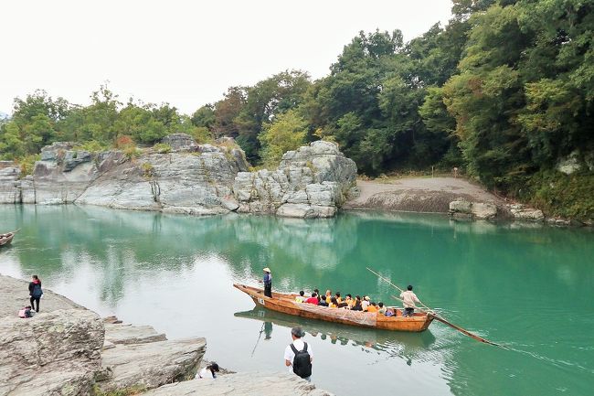 10月の三連休は、妻が母親と沖縄に旅行に行くので、一人きりに。<br />また、実家に帰ることを検討したものの、両親も広島へ旅行に行って不在になるとのこと。<br /><br />そこで、一人で山梨方面に1泊2日で出かけることにしました。<br />山梨県は、富士五湖周辺には時々旅行に行くものの、大月や甲府盆地、八ヶ岳方面は、中央道で通り過ぎるばかりで散策したことのない地域。<br /><br />三連休の最終日、山梨県のドライブからの帰り道、中央道の上りは渋滞が予想されることもあったので、少し遠回りをして秩父、長瀞に立ち寄ることにしました。<br /><br />この旅行の記録は、4冊に分けてまとめています。<br />(下記行程の◆が、本旅行記の該当部分です。)<br /><br />《1日目》<br />◇猿橋(山梨県大月市) <br />◇山梨県立リニア見学センター(山梨県都留市)<br />◇山梨県立まきば公園(山梨県北杜市)<br />◇東沢大橋(山梨県北杜市)<br />◇清里テラス(山梨県北杜市)<br />◇清泉寮(山梨県北杜市)<br />◇野辺山駅(長野県南牧村)<br />◇野辺山電波天文台(長野県南牧村)<br />◇萌木の村(山梨県北杜市)<br />◇山梨県立笛吹川フルーツ公園(山梨県山梨市)(泊)<br /><br />《2日目》<br />◇ほったらかし温泉(山梨県山梨市)<br />◇笛吹市八代ふるさと公園(山梨県笛吹市)<br />◇桔梗屋本社工場(山梨県笛吹市)<br />◇大善寺(山梨県甲州市)<br />◇シャトー勝沼(山梨県甲州市)<br />◆雁坂峠・雁坂トンネル(山梨県甲州市・埼玉県秩父市)<br />◆羊山公園(埼玉県秩父市)<br />◆長瀞・岩畳(埼玉県長瀞町)<br /><br />【総走行距離】<br />1日目:351.6km<br />2日目:342.7km<br />合計:694.3km