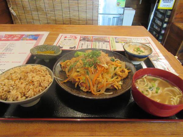 お昼を回って、石垣市街地で見つけたそば処まーさん道で麩ちゃんぷるー、八重山そば、ジューシーの王道を行くセットを頂きます。大好きな麩ちゃんぷるーはボリュームたっぷり。<br />夕食は以前に行き当たりばったりで入ったことのある黄金花で石垣牛の焼肉。<br />どちらもまーさんどー（おいしいよー）<br /><br />近くで偶然見つけたディープな島デザインのＴシャツやグッズ店でショッピング。<br /><br />旅先での行き当たりばったりもまたいいものです。