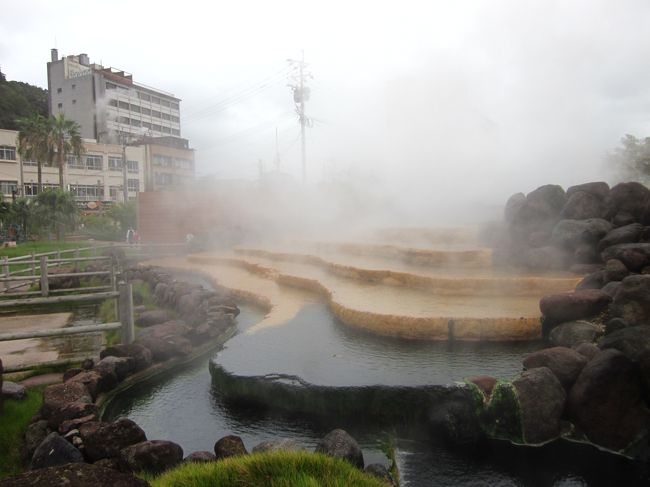 今回もスカイマークにお世話に成りますが、4月末に早割り予約がスタートしましたので取り敢えず予約をして、3日以内に発券・支払いをして、「いま得」で神戸/長崎間(往復¥11200)をゲットしました。<br /><br />航空券のスケジュールは以下の通り~<br />往路 神戸/長崎 SKY143 12:55/14:05<br />復路 長崎/神戸 SKY148 17:25/18:30<br /><br />しかし、今回だけは先週からずっと”天気予報と睨めっこ状態?”~、台風がまたまた日本列島を直撃か?…、そう台風25号が沖縄から急カーブを描いて九州・朝鮮半島へ向って来たのです!。<br />だから、当日も朝早くからTVなどで台風情報をずっと見ながら、各航空会社の運行状況も見てました。<br />やはり、午前中の九州方面へはフライトキャンセルばかりで、午後からも微妙でしたが、ホームページではキャンセルに成ってないので、取り敢えず空港へ行くことにしました(電話はずっと繋がらないので仕方が無いです)。<br /><br />スカイマークのカウンターでは「気象条件付きフライト」とのことで、長崎空港へ着陸が出来ない時は、福岡か鹿児島空港へのダイバード、行き先変更とのことでした。<br />もしそうなると?…、レンタカーに宿の変更かキャンセルの連絡、新たに宿の手配などなどと面倒だわ!…。<br />まぁそれもいいか!~、どうせぶらぶら旅だからアクシデントは付物だから仕方ない…、そう思って今回もぶらぶら旅を始めました。