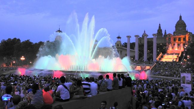 バルセロナを旅した際、有名なイマジカ噴水を楽しみました<br />2015年9月にラスベガスで有名なベラッジオの噴水ショーも見たので、これと比較したい意味もありました<br /><br />どちらも無料で観覧できるので時間があれば是非一見すべきでしょう<br />イマジカ噴水は豪華な宮殿を彷彿させるスペイン広場・カタルーニャ美術館前で週末に開催されます<br /><br />一方のラスベガス・ベラッジオ噴水は毎日ホテル前の人工池で開催されノリの良いBGMに噴水の動きがシンクロして見ていて楽しいです<br />従って両方を見た私見としてタイトルのような感想になりました<br /><br />なお文中の時刻は持参したデジタルカメラ（＝SONY DSC-RX10M4）に記録された時刻を現地時刻に修正したものです<br /><br />同機では4Kビデオでも収録しており、この記事を書くにあたってビデオを再生して書いていますが残念ながらBGMは印象的ではありません