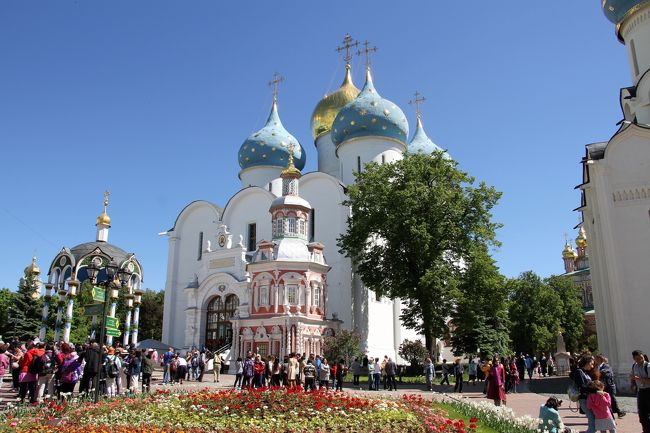 旅行2日目はセルギエフ・ポサードにあるトロイツェ・セルギエフ大修道院の観光です。<br />トロイツェ・セルギエフ大修道院は聖セルギイが起こした修道院で、ロシア正教の中心的聖地、大本山とも言われている場所です。<br />「セルギエフ・ポサードの至聖三者聖セルギイ大修道院の建築群」として世界遺産にも登録されています。<br />ロシア正教の教会を観光するのは初めてなので期待に胸が弾み、ハイテンションになっていました。<br />