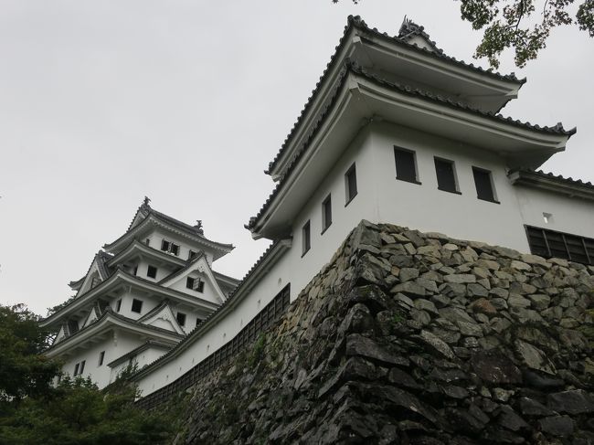 連休に郡上八幡・飛騨高山・奥飛騨温泉郷を訪れました。<br /><br />日本の伝統文化が色濃く残る飛騨の温泉と食事に癒される一方、なぜか二つも鍾乳洞を巡るといういささかアンバランスな旅程になってしまいましたが、後半は天気も良く、穂高連峰の素晴らしい眺望を楽しむこともできました。<br />今回はいつもの旅のお供桜文鳥雛ぬいぐるみゴエモンに加え、新たな旅の友が登場。<br /><br />Part1は熱田神宮→郡上八幡→大滝鍾乳洞編。