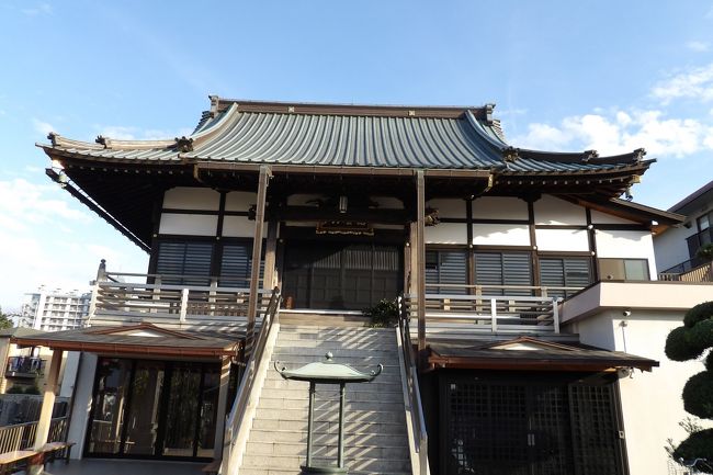 川崎市多摩区登戸にある善立寺は日蓮宗のお寺で龍燈山善立寺という。創建年代は不詳ながら、天台宗寺院として慈覚大師が創建したと伝えられるといわれる。日成(天正4年(1576年)寂)が日蓮宗寺院として開山し、不受不施派に対する禁制により廃寺となったものの、日徳が再興したという。明治以降の再興であろう。 多摩川三十三ヶ所観音霊場第九番。池上本門寺の直末六ヶ寺(他に法言山安立寺、初香山本遠寺、秋興山浄元寺、興林山宗隆寺、法性山圓融寺)の一つである。池上芳師法縁。本尊は聖観世音菩薩である。 境内に三十番神堂と七面堂がある。 本堂は鉄筋コンクリート1階建ての善立寺信徒会館の上に木造1階建ての本堂を乗せている。本堂の木鼻は龍で、これは山号の「龍燈山」に因むものであろう。多摩川にいた龍がこの地で消えたという伝説があるのだという。日蓮宗のお寺では片瀬・龍口寺(https://4travel.jp/travelogue/10446934)本堂の木鼻は唐獅子と象であるが、龍口寺輪番八ヶ寺である本龍寺本堂の木鼻は龍である。これは寺号に因るものであろう。龍の木鼻は珍しいと訪れる人がいるのだという。確かに龍の木鼻は珍しいのだが、ここ登戸では他に光明寺が神宮寺であった登戸稲荷神社拝殿や長念寺山門にも見られる。長念寺山門は嘉永7年(1854年)に棟上げされ、彫工は江戸深川の後藤弥太郎氏前と伝わる。2寺1社の龍の木鼻を彫った彫工は同一人物であるのかも知れない。 善立寺玉川幼稚園を併設している。登戸の寺社では幼稚園や保育園を併設している場合が多い。(表紙写真は善立寺本堂)