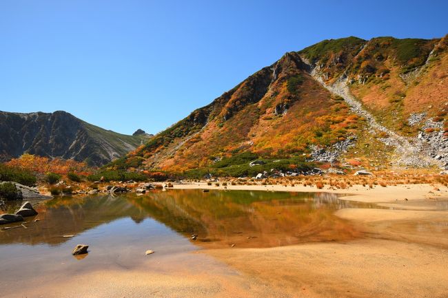 中央アルプスの木曽駒ヶ岳に登ってきました。<br /><br />ロープウェイを下りてまず目の前に広がる千畳敷カールの大絶景！紅葉と大岩壁がものすごい迫力でしたが、秋の一番の穴場ポイントは駒ヶ岳山頂から少し下ったところにある「濃ヶ池」。<br /><br />千畳敷カールにはない静かな空間の中、紅葉に囲まれた神秘の池は秘境感さえ感じる場所でした。<br /><br />▼ブログ<br />http://bluesky.rash.jp/blog/hiking/kisokomagatake4.html