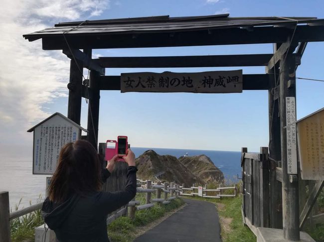 前回は札幌での観光中心でしたが、今回はメインの小樽～神威岬をお送りします(〃･ω･〃)<br /><br />実はワタクシ、自動車免許を持っていないので<br />交通手段は限られてきます。<br />自動二輪免許はあるので、レンタルバイクを借りて向かいました。<br />彼女の命を預かる責任を感じつつ…安全運転で行ってきました。<br />ちなみに借りたのはヤマハさんのマジェスティ250です。エンジンの始動が電源ボタンなのは軽くデカルチャーでしたが余談ですねｗ<br /><br />小樽まで直接向かう予定でしたが白い恋人パークが近くにあり、立ち寄ってからの小樽です。