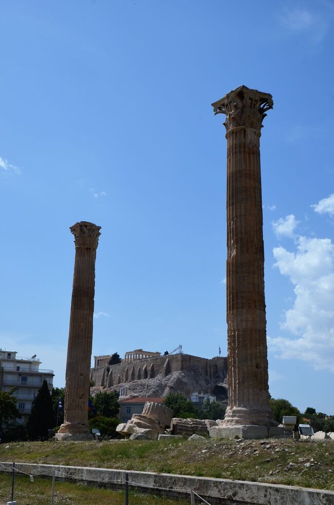 アテネではパルテノン神殿が余りにも有名ですがゼウス神殿の方が面積も広く高さもパルテノン神殿の１０．４ｍに対しゼウス神殿は１７ｍもあります。<br />紀元前550年ごろから建設が始まりましたが一度撤去、建設再開、建設計画変更を繰り返し完成したのは６００年も経過した後でした。<br /><br /><br />