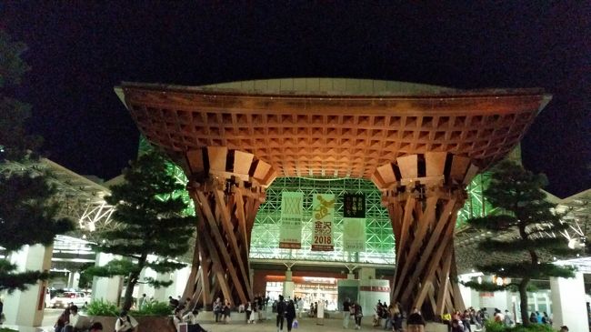 兼六園の後は、石川県立歴史博物館、金沢21世紀美術館、近江町市場へ。暗くなるにつれてライトアップ効果が出てきて、キョロキョロしてしまいました。普段夜は出歩かないのでこんなことにも感激！お天気で本当によかったです。