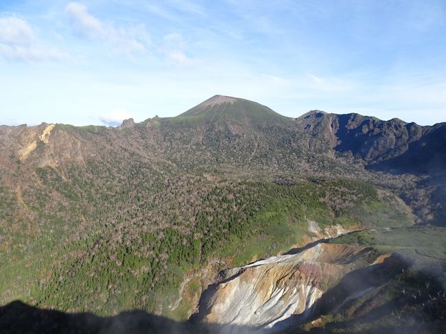 土日で日本百名山の岩手山と八幡平に登ってきました。<br />当初は岩手山と八幡平を別々に登るつもりでしたが、一旦盛岡に戻らなければならず、バスの本数も少ない。調べていると裏岩手縦走路で縦走できることが分かったので、避難小屋の三ツ石山荘に泊まって1泊2日で縦走することに。紅葉にも期待していましたが、残念ながら既に見頃は過ぎていました。<br /><br />岩手県に滞在していた時間の方が長いですが（大深岳～八幡平は概ね県境上）、初めて秋田県を訪れたので、残る未訪問県は山形県のみ。<br /><br />＜行程＞<br />仙台7:06→盛岡8:20（東北新幹線）<br />盛岡駅9:00→御神坂駐車場9:51（岩手県交通バス）<br />御神坂登山口9:57-12:37岩手山12:48-14:42黒倉山14:52-15:14姥倉山-15:55犬倉山-16:49大松倉山-17:06三ツ石山荘（泊）5:14-5:36三ツ石山5:43-6:21小畚山-6:58大深岳7:01-7:19大深山荘-7:49嶮岨森-8:16前諸桧-8:49諸桧岳8:57-9:33畚岳9:37-9:53裏岩手縦走路入口-10:05八幡平山頂レストハウス10:15-10:45源太森10:48-11:12八幡平11:14-12:37蒸ノ湯温泉13:47-14:26八幡平ビジターセンター（登山）<br />大沼温泉15:31→田沢湖駅17:19（羽後交通バス）<br /><br />＜日本百名山登山記録＞<br />https://4travel.jp/travelogue/11346539