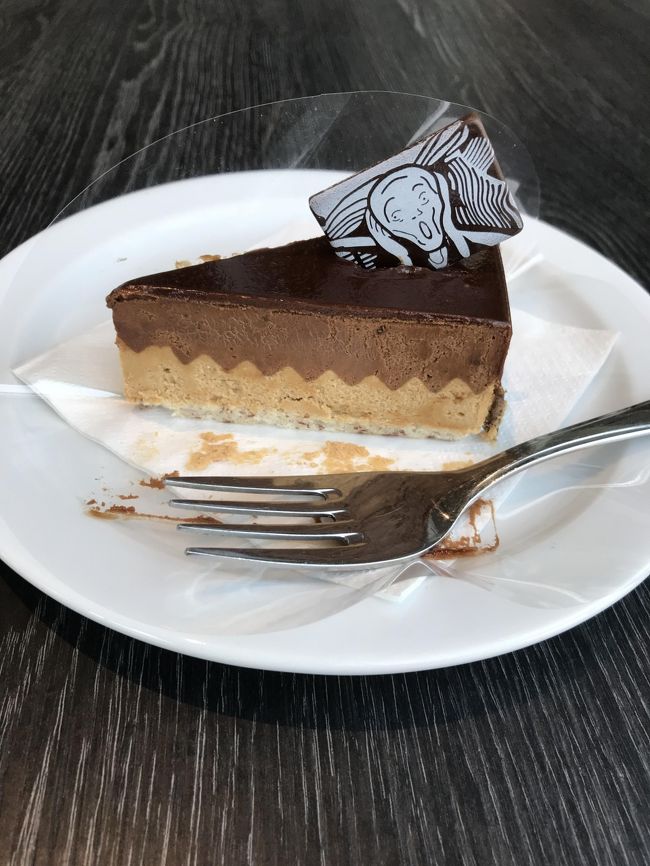 今年は娘と一緒に初めてノルウェーに行って来ました。<br />10/5 フィンエアーでヘルシンキ乗継でノルウェーガーデモエン国際空港へ。<br />ホテルまで普通列車で移動して18時過ぎに着きました。<br /><br />10/6 ビーゲラン公園と近くの公園蚤の市→ Bare Jazz → 国立美術館 → Aker Brygge 現代美術館 → オペラハウス <br />10/7 ムンク美術館カフェ → Fuglen → グルーネルロッカ地区Birkelunden Marked 蚤の市 → デザイン建築センター(DOGA) <br /> →Mathallen(マートハーレン)→ Sunday Markedet(サンダーマーケット) → Mathallen(マートハーレン)<br />10/8 オスロ → 10回目のフィンランドへ向かいました。<br /> <br />