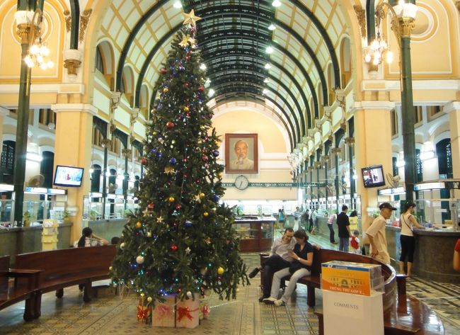 去年と同じく、2010年のクリスマスもバンコクとホーチミンで過ごしました。<br />もう数え切れないほど訪れている街なので、特に観光もせずにショッピングとホテルでダラダラと過ごしました。<br />バンコクはホテルが安いので毎回ホテル選びに悩みます。<br />今回はエンポリウム・スイーツがクリスマスなのにセールをしていたので、初めて泊まってみました。<br />ホーチミンでもクリスマスの街並みを楽しみましたが、バンコクと比べるとやはり見劣りします。イルミネーションはそこそこに、ベトナム料理に集中しました♪<br />41階のスイートルームからのバンコクの夜景が印象的な、素敵なクリスマスになりました。<br /><br />12月15日 ホーチミン着 ホーチミン泊<br />12月16日ー22日 ホーチミン散策 ホーチミン泊<br />12月23日 ホーチミンからバンコクへ移動 バンコク泊<br />12月24日 トンローでエステ&サイアムでお買い物 バンコク泊<br />12月25日 チャトチャック&プルンチットでお買い物 バンコク泊<br />12月26日 バンコクからホーチミンへ移動 ホーチミン泊<br /><br />☆2010年の旅行ですが、2018年に旅行記を作成しました。「当時は…」「今では…」などの記載があるのは、その為です。