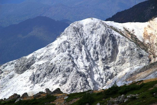 ☆前回は ”ほんとの空” の紅葉 “安達太良山” (鉄山編)を紹介しましたが<br />今回は“くろがね小屋”~“沼の平火口”までをご覧ください。<br />高村光太郎の『知恵子抄』で語られる“ほんとの空”ってどんな空なんだろう?<br /><br /><br />智恵子は東京に空が無いという<br />ほんとの空が見たいという<br />私は驚いて空を見る<br />桜若葉の間に在るのは<br />切っても切れない<br />むかしなじみのきれいな空だ<br />どんよりけむる地平のぼかしは<br />うすもも色の朝のしめりだ<br />智恵子は遠くを見ながら言う<br />阿多多羅山の山の上に<br />毎日出ている青い空が<br />智恵子のほんとの空だという<br />あどけない空の話である。<br /><br /><br />私は小学生の頃、東京はスモッグが酷かったので<br />素直に“ほんとの空”が無いのだろうと受け取っていました(^^);。<br />でも心を病んでいた智恵子が言う“ほんとの空”とは<br />おそらく幸せに満ちていた子供の頃の『阿多多羅の空』が<br />智恵子にとっては一番素敵な心象風景の青い空だったのでしょう。<br />誰にもそんな忘れがたき心象風景ってありますよね。<br /><br />私にとっても『安達太良山』は故郷の大切な心象風景です。<br /><br />
