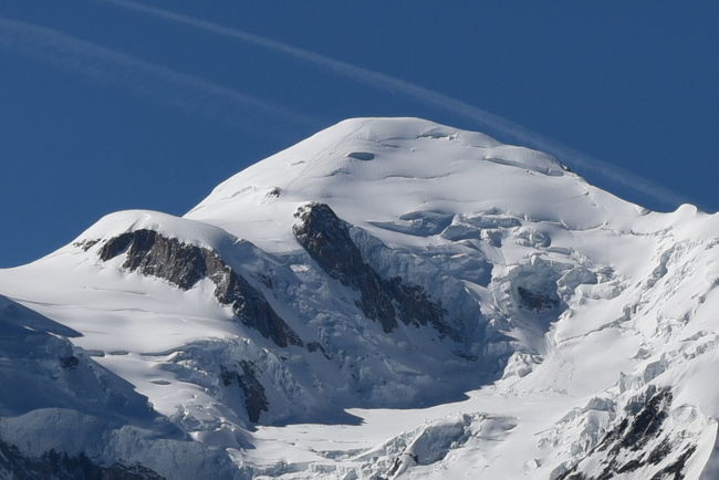 フランス シャモニ-(1)からの続きです。<br /><br />70歳未満の私が高山病にならないうちに3000m以上の展望台でアルプスの3大名峰アイガ-,マッタ-ホルン,モンブランを見に行く旅を計画し、天候に恵まれ3つの名峰を見ることができました。<br /><br />7月7日 午後 <br />3.モンタンヴェ-ル展望台では長い滝が見えました。<br /> メール ド グラス氷河の氷河宮殿往復の階段の上り下りは大変でした。 <br /><br />7月8日 午前 <br />ブレヴァン展望台2525 mではモンブラン4810mは麓から見え高さを実感できました。<br /><br />7月8日 午後 <br />バスでジュネ-ブへ移動しレマン湖の遊覧船に乗りました。<br />大噴水は止まっていたようです。<br />ロ-ザンヌに宿泊<br /><br />7月9日午前 <br />長旅で疲れたのとホテルが快適だったので外出せず部屋で過しました。<br />部屋からはノートルダム大聖堂が見えました。<br /><br />7月9日午後 <br />ジュネ-ブ空港からデュセルドルフ空港経由で成田空港へ向いました。<br /><br />ル-ト<br />7月7日 午後 <br />3.アルジャンティエール駅→鉄道(SNCF)→シャモニ-駅→(徒歩)→シャモニ-登山鉄道駅→(モンタンヴェール鉄道)→モンタンヴェール登山鉄道駅 →(モンタンヴェール鉄道)→シャモニ-登山鉄道駅<br /><br />7月8日 午前 <br />ホテル→(徒歩)→シャモニ-テレキャビン駅1035m→(テレキャビン)→<br />プランプラ駅 2000m経由→(ロープウェイ)→ブレヴァン 2525m 往復<br /><br />7月8日 午後 <br />ホテル→(徒歩)→シャモニ-SUDバスタ-ミナル(Bus - Chamonix Sud)→<br />(バス Felix Bus)→ジュネ-ブ バスタ-ミナルGeneva (central bus station)→(徒歩)→レマン湖遊覧船乗り場→(徒歩)→ジュネ-ブ CFF駅→(鉄道)→ロ-ザンヌCFF駅→(タクシ-)→ホテル<br /><br />7月9日 午前<br />ホテル→(タクシ-)→ロ-ザンヌ駅→(鉄道)→ジュネ-ブ 空港CFF駅<br /><br />7月9日 午後 <br />ジュネ-ブ 空港→(飛行機ユ-ロウイングス)→ドイツ デュッセルドルフ空港→(飛行機 ANA)→成田空港<br /><br />□花とスイス(1) <快晴> 美しい街 ベルン<br /> https://4travel.jp/travelogue/11382933<br />□花とスイス(2)ユングフラウ周辺 <晴れ> ユングフラウヨッホ他<br /> https://4travel.jp/travelogue/11392864<br />□花とスイス(3)ユングフラウ周辺 <晴れのち曇り> メンリッヒェン他<br /> https://4travel.jp/travelogue/11403386<br />□花とスイス(4)ユングフラウ周辺 <小雨のち曇り> フィルスト他<br /> https://4travel.jp/travelogue/11403803<br />□花とスイス(5)ツェルマット周辺 <晴れ時々曇り> シュテリ湖他<br /> https://4travel.jp/travelogue/11408265<br />□花とスイス(6)ツェルマット周辺 <曇り一時雨> リッフェルアルプ他<br /> https://4travel.jp/travelogue/11408284<br />□フランス シャモニ-(1)<晴れ> ・エギ-ユ・デュ・ミデイ展望台他<br /> https://4travel.jp/travelogue/11411452<br />■フランス シャモニ-(2) &スイス(7)<晴れ> モンタンヴェ-ル展望台<br /><br /><br /><br />