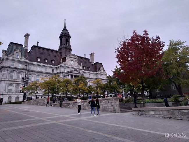 初めてカナダへ旅行しました。紅葉を見るのが目的でしたが、天候があまり良くなく、残念ながら、きれいな紅葉を見に行ったけれど満足できるほどではなかったです。5泊7日の短期間旅行だったので、モントリオール市内とケベック市内の観光、紅葉の名所ロレンシア高原への一日観光で終わりました。成田からの直行便でモントリオールへ入り、3泊して鉄道でケベックシティへ移動しました。ケベックシティで2泊したあと、ケベックシティからモントリオール乗り継ぎで成田まで帰りました。ヨーロッパへ行くのと同じくらい飛行時間はかかりました。<br />8月から計画しました。日本からのツアーがあったのですが、移動時間が長く、ハードスケジュールなので止めました。結局、飛行機、ホテル、現地の日本人によるツアーなどを予約しての個人旅行となりました。エアカナダを利用したのですが、直行便は良かったのですが、エコノミーの食事は良くなかったです。