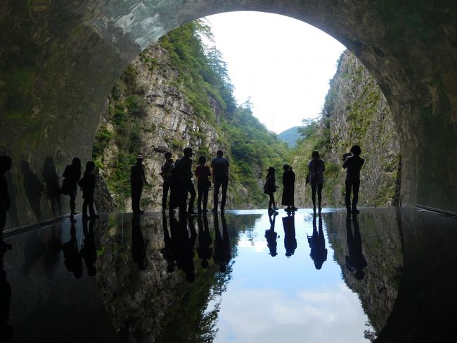 ほぼ1年ぶりに友人と連れ立って旅をしてきた。<br />今回の目的地は新潟！<br />体育の日を含んだ3連休という事もあり、ほぼ新潟を縦断する形での計画を組んだのだが。<br />台風25号が日本海側を北上するコースと相まってしまい・・・<br />さてさて無事に旅を満喫できるでしょうか？<br /><br />僕と友の双方の日頃の行いの良さの賜物でしょうか！（笑）<br />3日間旅の最終日は朝からまったく何の心配も要らないほどの好天！<br />新潟の秋風に吹かれての旅の最終日は、長岡の酒造と十日町のアートな峡谷、そして越後湯沢で土産物探しという行程。<br />特に後者２つは結構混んでいましたねぇ～！