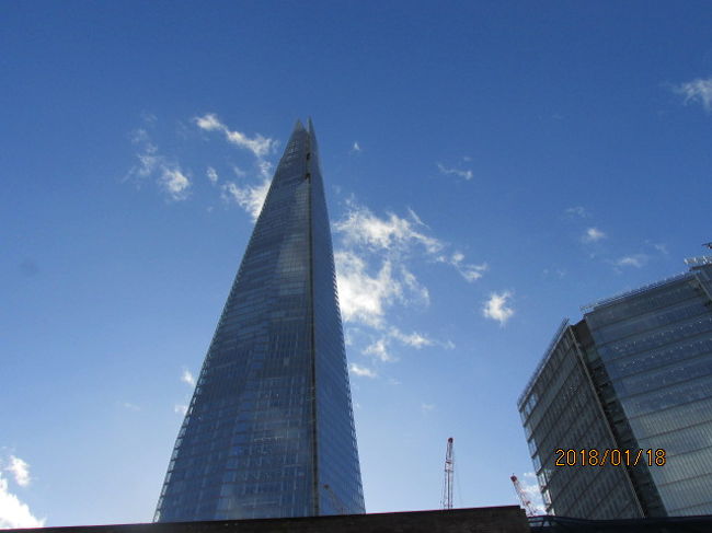 「Ｔｈｅ　Ｓｈａｒｄ」を目標に、そこに向かって歩いて行くと、いつの間にかビル街の狭間に入り込んで、あのバカ高いシャードの尖った先端部が周囲のビルに隠れて見えなくなった。そうした狭間を抜け出ると、正面にこれまたモダンなビルが見えてくる。ああ、ロンドンブリッジ駅だ。これは地下鉄と国鉄の路線が一緒になっている巨大な駅だ。東京で言えば東京駅、新宿駅程の大きさは無いが、渋谷駅とか池袋駅並みの大きさ、賑わいはあるだろう。「シャード」はこの駅ビルに隣接して建っている。駅の地下道を潜り抜けて、反対側に行こう。<br /><br />いつ頃出来た駅なのか・・。見た感じ近代的だ。国鉄は高架の高い位置から出ているのか、長くて幅広のエスカレーターがずんと伸びている。この駅構内には銀行窓口もあり、１万円チェンジしておく。レートは１ポンド１６０円。６２ポンド５０シリングとなる。出国時、成田で２万円を両替したが、その時１００ポンドを貰えた。ロンドンで２万円を両替したら、１２５ポンド貰えるので、２５ポンド分、約４０００円分得することになる。成田の両替が如何に暴利を得ているのか、改めて認識した。<br /><br />「Ｔｈｅ　Ｓｈａｒｄ」。欧州で一番高いビル。高さは３１０ｍある。東京スカイツリー展望デッキと同じ位の高さだ。設計はイタリア人のピアノ氏で、関空やポンピドーセンターの設計者だ。タワーの中にはシャングリアホテルが入居していて、駅の自由通路を出た直ぐの右手にホテルへの入り口がある。タワー入り口は２階にあって、エスカレーターで上がった先がチケットロビーになっている。<br /><br />いつもはあちこちにいる中国人観光客もここまではやって来ない。薄暗いチケットロビーは静かなものだ。入場料を見ると３０ポンド、約５０００円。結構高い。世界一高いドバイのビルの展望台は１万円もすると言うから、それに比べたら半分程度だが・・。これだけ高いので、中国人観光客も敬遠しているのか・・。確かに高い場所から眺めたら見晴らしは良いだろうが、それだけのことだ。上海の当方明珠塔は沢山の観光客で列を作っていたが、ここはそれ程の人気はないようだ。値段のせいもあるかも知れない。自分もチケットは買わずに、一旦ホテルに戻ることにした。