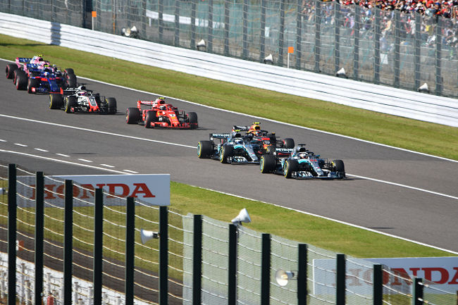 F1 カナダGP、シンガポールGPに続いて日本GPを見に行ってきました。<br />去年に引き続きF1 GPを3回見に行くことができ、素晴らしい経験ができて非常に満足しています。<br />今年は久しぶりに木曜日からの観戦となりました。<br />F1マシンの写真を載せてもあまり面白くないと思うので、写真は人物中心とします。<br />