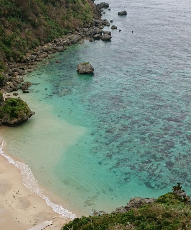 6月に行くはずだった「石垣島」が台風でキャンセル。<br />石垣に行こうとしたら台風が来るので、<br />ちょっと本島の聖域巡りで厄落としでもしようかな?<br />しかし、夫の「絶対離島」という強い意志を尊重して、<br />車で行ける離島「浜比嘉島」へ。<br />神々が住む島。浜比嘉島は島全体が琉球文化の聖域。<br />ここでのんびり癒されて、ついでに悪天候の厄も落としたい・・。<br /><br />ところが、4日間ずっと雨に思いがけない低温。<br />2年ぶりの沖縄本島は真冬より寒かった。<br /><br />まずは、10月6日から一般車両通行が始まった「関空連絡橋」を渡って関空へ。<br />そんな4日間ずっと雨の旅行記の始まりです<br /><br />