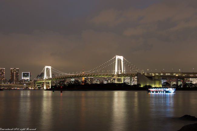 所用があり、いざ東京へ^^<br />二泊三日の超お安いプチ旅行^^;<br />一日目はお台場でレインボーブリッジの夜景撮り。<br />二日目は日本橋界隈をぶらり散歩と永代橋からの夜景撮り。<br />初カプセルホテル泊。<br />スマホのGooglemapに翻弄されながら、歩きに歩きました^^;<br />天気はいまいちでしたが、川面に映る街の灯りは綺麗でした^^