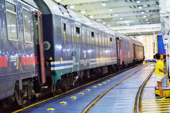 お次はローマ・テルミニ駅からシチリア島・シラクーザ駅までは夜行列車を利用しました!!!こちらの寝台電車の特徴は、鉄道連絡船を使うことです。乗客が寝ている間に列車を船に積み込んで海を渡るなんて面白すぎます^^イタリア国鉄トレニタリアの夜行列車『インターシティ・ノッテ』に初潜入してきま~す。
