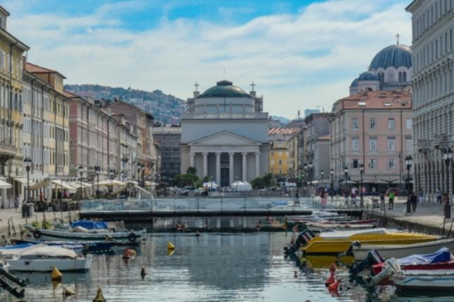 スロベニアのコトルからイタリア・トリエステに移動しました。<br />トリエステの街を散策し、今回も旅の終着駅ヴェネツィアに移動しました。<br />ヴェネツィアでは、前回修復中で見る事が出来なかった、アカデミア橋からの展望を修復が完了していた事で眺める事が叶い、予期せぬやりなおしが実現しました。