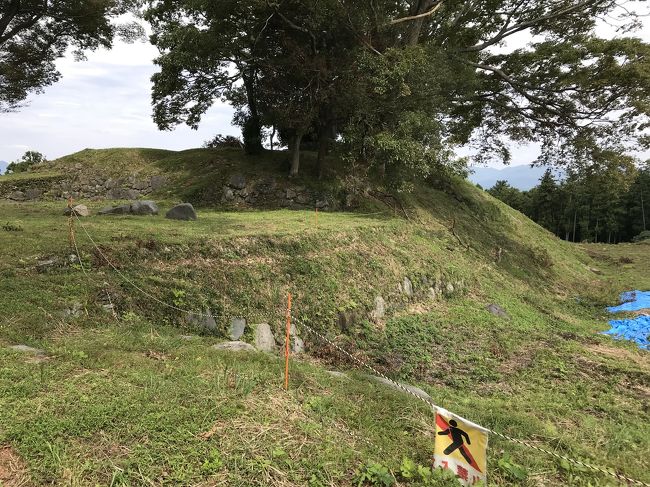 宇陀松山城跡。<br /> 遺構:建築物は西口関門の門。<br /> 石垣・堀跡・曲輪跡。<br /><br />城跡への登り口は、台風の影響で春日門跡からは通行禁止の為、まちづくりセンターから登る。<br />天守閣跡までは徒歩15分程。<br /><br />城跡は発掘整備され、わかりやすい。