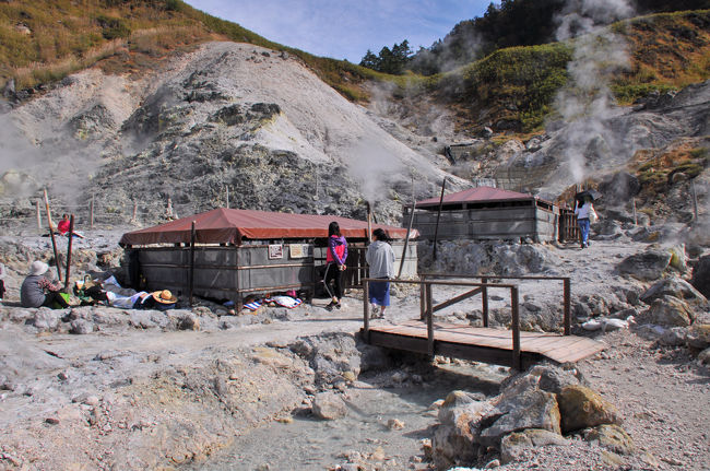 秋色のみちのく温泉旅。<br />御在所から乗ったバスは、八幡平頂上手前で少し渋滞したものの、乗り継ぎのバスには余裕で間に合った。<br />そして、13:20発の田沢湖駅前行のバスに乗り換え、秋田八幡平側へ。<br />この後は、大沼へ立ち寄り、この日は後生掛温泉に宿泊。<br />最終日は、後生掛自然研究路を歩く予定だ。