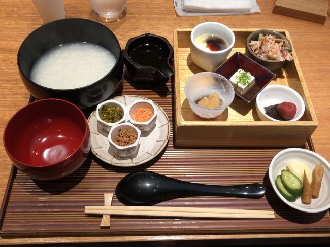 今回はフリーの次兄も参加して、はじめての北海道へ!<br />母:コイル,娘:フリー,父:マイト,次男:キッド<br />スーパースリー一家の珍道中&グルメ旅( ̄▽ ̄)<br /><br />今年は結婚30周年❣️真珠婚式⁉️<br />フリーがバイトから正社員となり、休みが取れなくなると言うし…<br />家族旅行もそうそうできないので…<br /><br />クラブツーリズムさんの<br />『洞爺湖上花火クルーズ!・富良野・美瑛・旭山動物園!・登別温泉<br />一度は行きたい北海道名所をめぐる<br />はじめての北海道セレクション3日間』<br />というツアーに参加しました(^-^)/<br /><br />♪ラリホー ラリホー ラリルレロン<br />ラリホー ラリホー ラリルレロン<br />コイルはでぶっちょ ボヨヨノヨン<br />フリーは気取ってスイスイスイ<br />マイトの出番だ パラッパラッパラッ♬