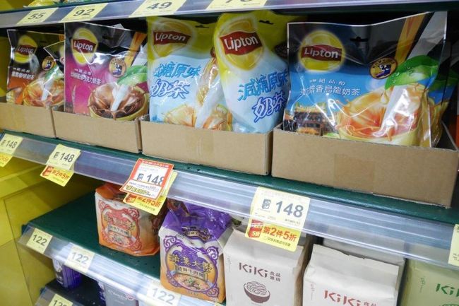 いつものごとく、行きたいところだけ局地的にじっくり観光?<br />というより散歩かしら?高雄の地図を四等分すると左下の地区しか行ってないよ!<br />だから、まんべんなく高雄の情報が欲しい人には何の参考にもならん旅行記です。<br /><br />今回は成田からタイガーエアできた友達と高雄のホテルで待ち合わせ。<br />二人旅です。<br />行動は自転車で、きまぐれに、ぷらっとね。<br />時には現地人のまねをしてほっそい、薄暗い商店街の中を通り抜けてみた。成長したな私!<br /><br /><br />飛行機 peach<br />MM035 10:55 → 13:15<br /><br />運賃 6,980 <br />KIX施設使用料 1,230<br />KIX保安 310<br />座席指定 600<br />支払手数料 540<br /><br />MM036 14:00 → 17:55<br />運賃 9,880<br />KHH空港使用 1,890<br />座席指定 600<br />支払手数料 540<br /><br />合計 22,570円<br /><br />もー、この航空券だけが失敗だった。<br />3か月前に料金検索してるときに、<br />「この値段のお席は残り1席」とかでてるから<br />やばい、どんどん値段が上がるー!!と思って急いで買ったのに・・・<br /><br />その後、どんどん値崩れしてるし<br />この値段以上になったの見たことない<br />むしろ、一週間前のほうがセール並みに安いっちゅう酷いことに<br />もう、LCCのチケットの買い時が分かりません。<br /><br /><br />ホテル <br />シャトーデシン高雄 <br />デラックス ツイン 2泊 3,796元 = 14,095円<br />2人で泊まったから半額 7,050円!! <br />お手頃だけど、綺麗で、広くて、ちゃんとしてる。<br /><br />両替 <br />10,000円 = 2,628元 <br />約3.8円 = 1元