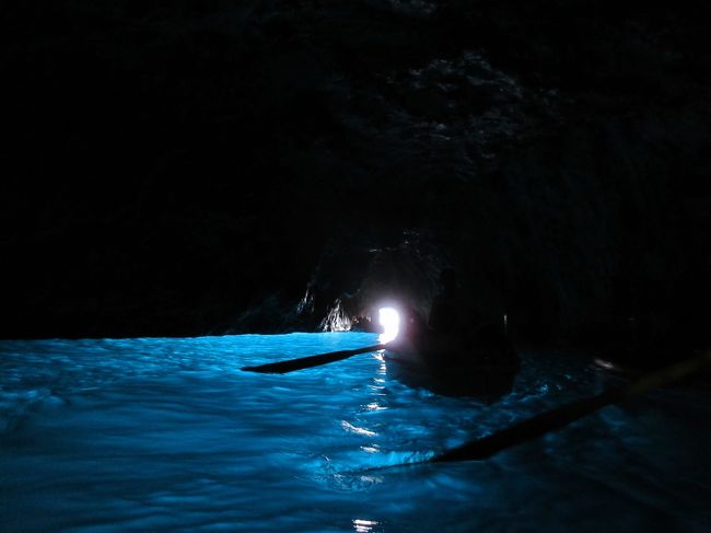 カプリ島の青の洞窟に行って、ナポリの街を車窓から見学しました。