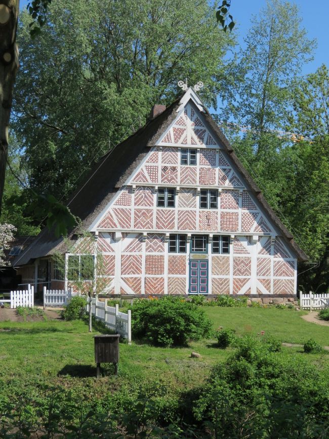 2018年5月9日(水)Stade シュターデ 表紙のフォトはFreilichtmuseum<br /> 野外博物館アウフ・デア・インゼルに保存されている建築物です♪<br /> この野外博物館は2014年に100回目の誕生日を迎えましたようです。すごい! ドイツで最も古い野外博物館らしいです。5月から9月の終わりまではAltländerHausを訪問することができるので、私達はお邪魔させて頂きました。14時からガイドツアーがあるらしいのですが、私達が行った時、管理人の叔父様達が入口に座って楽しそうに談笑していました。そして、一人の叔父様が『見学したい?良いよぉ。説明するよぉ』っと色々お話して下さいました。博物館の説明なので、英語でお願いしちゃいまいました。まだまだドイツ語でヒアリング出来る程、私は成長していないので・・・