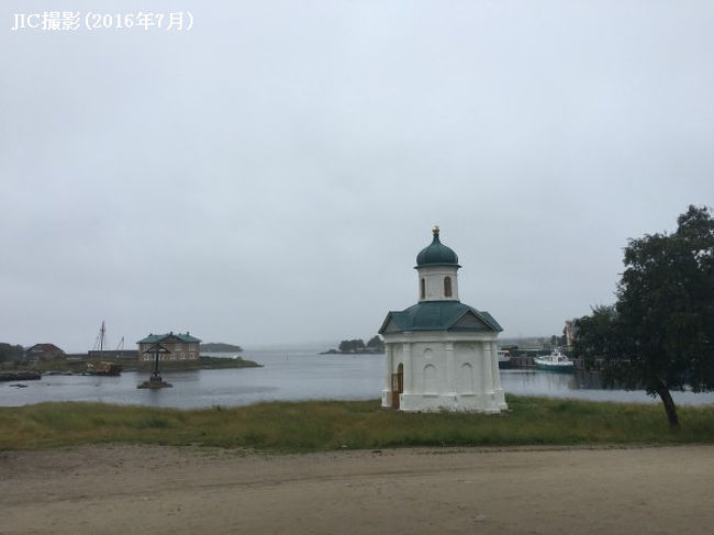 　ソロベツキー諸島滞在の最終日も天候に恵まれず、どんよりとした灰色の空が我々の上に重くのしかかっていた。<br /><br />　この日の午前中は島の象徴的存在であるソロベツキー修道院を見学することになっていた。ホテルから徒歩10分ほど歩いたところにある修道院の正門前で女性ガイドと合流し、レクチャーを受ける。