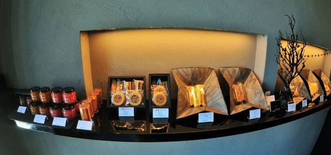 本日は三世代11名が自宅に集合して、昼食後ケーキでパーティーを行う日である。<br />スウィーツ好きの息子は、前泊して、ケーキの買いだしに備えている。<br />ケーキ代はパーティーの主催者の妻の負担である。<br />いつも思うことだか、妻と私の年金収入合計額の2倍以上の収入がある息子がケーキ代ぐらいは負担して欲しいと思う。<br />案の定ケーキの買いだしに行く前に、ケーキ代予算枠を巡って、妻と息子との間にバトルが始まった。<br />当初妻の提示した予算枠は13個5000円である。妻は、結局、10000札で少しでもお釣りが来るようにと妥協した。<br />最初に探し歩いたのはリストワールヤマモトである。NAVIでもグーグルでもピンポイントで位置を表示しない。結局、車を近くにおいて、徒歩で探した。<br />グーグルが示しているのは建売と思われる高級住宅街であり、商店街ではない。ようやく見つけたが、店の外見は、普通の家であり、大きな看板があるわけでもなく、見過ごしてしまうのが当然である。<br />店に入ると先客がおり、予約済のケーキを受け取っていた。店内は、二三人が入ればいっぱいとなる広さである。展示してあったケーキの種類も三種類であり、これで良く経営が成り立つと疑問をもつ。<br />息子と店主の妻の話を立ち聞きすると、店主は朝の5時から一人(他に弟子又は従業員なし)でケーキを作っているようである。<br />息子の話によると他の高名なケーキ店でヤマモト氏はパティスリーとして采配を振るっていたが、他の高名なケーキ店は方々で支店を開設し、販路を広げている。<br />この中で、昨年5月にヤマモト氏は他の高名なケーキ店から離れて、独立し、週に3日だけ営業するようになったとのことである。<br />ここで二つの疑問がでてきた。一つ目は購入すれば6-7千万円程度はすると思われる自宅兼店舗を購入できるほどパティスリーは高収入であるのか。<br />もう一つは高名なパティスリーであるヤマモト氏が開店したことを皆はどうやって知ったのであろうか。後者の疑問については、息子が答えてくれた。<br />情報はSNSで拡散し、息子は知ったとのことである。<br />次にアン・プチ・パケに立ち寄った。駐車場は5-6台しか駐車できず駐車待ちが必要であった。入口には4-50人が列をなして待っており、ある人は文庫本まで持参して待っている。隣はコンビニローソンである。<br />息子の説明に依れば、この店は安い(それでも4-600円はする)し、店の中には3-4人しかいれず、ゆっくり選べるようにしているとのことである。息子が買い終わり車に戻るまで50分を要した。<br />家に着いたら孫達は集合済みであった。昼食後ケーキを食べながら、孫達に将来何になりたいのか聞いて見た。一人はサッカー選手、一人はファッションデザイナー、一人はケーキを食べるのに集中して無回答、<br />残りの一人はパティスリーである。パティスリーと答えた孫は、ケーキの材料、製造法等を聞きもせず、500-600円するケーキを2-3分で平らげ、「サッカーへ行こう。」と他の孫に呼び掛けた。<br />次回からは、アン・プチ・パケの箱だけはとっておいて、孫には、アン・プチ・パケの隣のローソンでケーキを買い、アン・プチ・パケの箱に入れておくことにした。<br />リストワールヤマモト <br />http://histoire-y.blogspot.com/<br />アン・プチ・パケ<br />http://www.un-petit-paquet.co.jp/shop/contents?contents_id=244490
