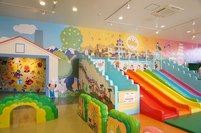 アンパンマン大好きな2歳になったばかりの息子。<br />だがしかし北海道にはアンアパンミュージアムは無いのです( ºΔº )〣<br />横浜のアンパンマンミュージアムに連れていきたいと考えていたけど、調べると愛知にもあるじゃないですか!(正確に言うと三重県!)<br />それなら、愛知に帰省した際に連れて行ってもらおうと計画★アンパンマンミュージアムに行く前に、たっぷりアンパンマンを見せて、おもちゃも買い与え(笑)アンパンマン漬けの日々。<br />ようやくその願いが叶いました♪