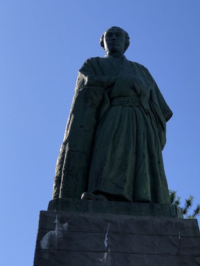 1泊2日で四国一周してみました。<br /><br />今回はJALクラスJにアップグレードしましたが復路で超ラッキーなことに!<br /><br />1日目<br />羽田空港⇒徳島阿波踊り空港<br />レンタカーにて<br /><br /><徳島><br />鳴門大橋 <br />うず潮フェリー<br /><br /><香川><br />日の出製麺所でうどん<br />金毘羅神社<br />父母ヶ浜海岸<br /><br /><愛媛><br />道後温泉 <br /><br />2日目 ← 今回の旅行記<br /><br /><愛媛><br />瀬戸大橋<br />今治タオル<br /><br /><高知><br />桂浜<br />高知市内でランチ<br /><br /><徳島><br />かずら橋<br />祖谷渓 小便小僧<br />徳島阿波踊り空港⇒羽田空港<br />
