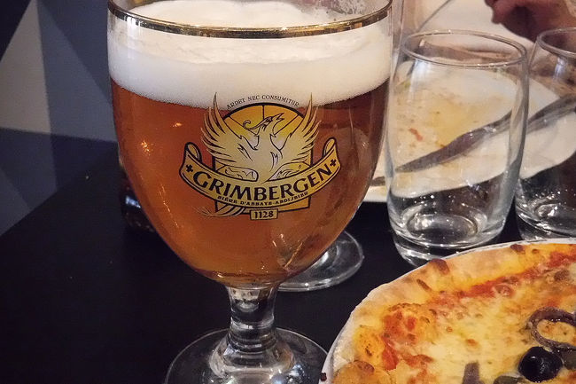 パリ初日、メジャーどころを歩いたのちホテルへチェックイン。この後近くのリヨン駅周辺で夕食。初フランスでのレストラン体験、無事注文できたのでしょうか。<br /><br />前の旅行記 ノートルダム大聖堂編<br />https://4travel.jp/travelogue/11415340<br /><br />□9月8日 名古屋から香港<br />■9月9日 香港からパリ、パリ散策<br />□9月10日 ルーブル美術館、エッフェル塔<br />□9月11日 モンマルトル散策、ムーランルージュ<br />□9月12日 ベルサイユ宮殿、凱旋門、シャンゼリゼ通り<br />□9月13日 モンサンミッシェル(泊)<br />□9月14日 モンサンミッシェルからパリ・モンパルナス<br />□9月15日 ルーブル美術館、オルセー美術館、エッフェル塔<br />□9月16日 パリから香港<br />□9月17日 香港から名古屋