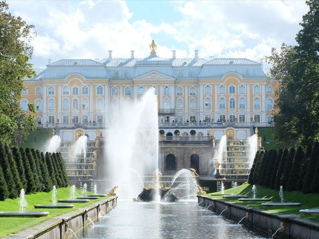 ツアーでロシアを訪れています。この日の午後はペテルゴフに行き、ピョートル大帝の夏の宮殿の下の公園（噴水庭園）を回りました。その後サンクトペテルブルクに戻り、イサク大聖堂の近くのレストランで夕食を食べました。この旅行記では、そうした話を書いていきます。