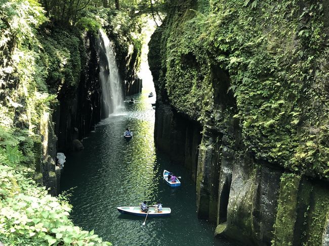 九州旅行の定番宮崎の高千穂峡、何度も九州に旅したけどまだ一度も訪れてない。一泊二日の日程で高千穂に。<br />高千穂は宮崎県、当然宮崎に飛ぶと思ってたけど近いのは熊本空港だった。空港からレンタカーで阿蘇を横断2時間で高千穂に到着。写真で見るように素晴らしい！さてボートに乗りますか、何と今日の予約は10時半で終わってた！<br />今は３時、無理ですね。聞くところによると朝8時半の予約の為に案内所の前の駐車場に徹夜する人もいるらしい。高千穂峡は街から坂を10分位下った所にあって、小さな駐車場が所々に点在している。