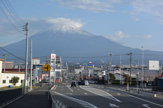 毎朝の散歩、毎日同じコースだと飽きるので時々変えています。<br />そして今朝は、山頂付近にちょっと雲がありますが富士山が見えました。<br /><br />散歩時間　06:20～08:30<br />休　　憩 3回(約30分)<br />歩　　数　約12,300歩<br />散歩距離　約7.5km<br /><br />★富士市役所のHPです。<br />http://www.city.fuji.shizuoka.jp/<br /><br />★富士市辣中央病院のHPです。<br />http://byoin.city.fuji.shizuoka.jp/<br /><br />★ロゼシアターのHPです。<br />http://rose-theatre.jp/