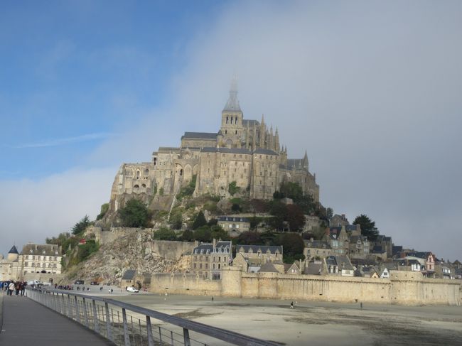 フランス2日目は旅行についていたモンサンミッシェルへ日本語ガイド付きバスでむかいました。絶景…ラメール本店でのオムレツコースを食べ、修道院見学、お土産買ったり楽しい1日を過ごしました。