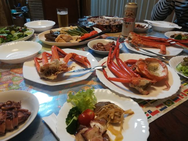 学生時代の友達2人との3人旅。<br />島根在住のR子がプラン作成。<br />1日目は米子集合、そのあとR子宅で晩餐。<br />A子と私は米子ルートインホテル泊。<br />2日目は午前中足立美術館見学、<br />急行で出雲に向かい出雲大社→普通電車→玉造温泉。<br />3日目、玉造→松江(普通電車)松江城、興雲閣見学、お昼はお蕎麦、<br />午後松江駅解散。<br />出雲はいたるところで大きな、松の木があり、<br />海も宍道湖も近く本当に風光明媚なところで、<br />神々の土地だなあって感じました。<br /><br />同窓会のような旅行が楽しくていまも、余韻に浸っています。<br /><br /><br />表紙の写真は1日目のR子が作ってくれたごちそう。<br />かには娘さんが、もってきてくれました。<br /><br /><br />この旅行記は1日目から2日目前半までのものです。<br /> <br /><br />