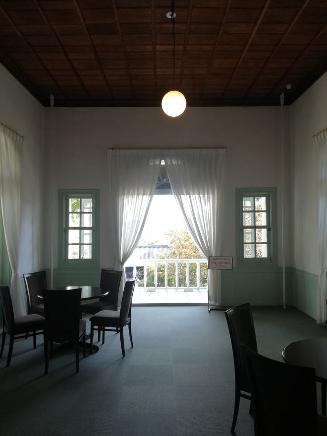 生時代の友達2人と出雲を旅行しました。<br />島根在住のR子がプラン作成。<br />1日目は米子集合、そのあとR子宅で晩餐。<br />A子と私は米子ルートインホテル泊。<br />2日目は午前中足立美術館見学、<br />急行で出雲に向かい出雲大社→普通電車→玉造温泉。<br />3日目、玉造→松江(普通電車)松江城、興雲閣見学、お昼はお蕎麦、<br />午後松江駅解散。<br />いたるところで大きな、松の木があり、<br />海も宍道湖も近く本当に風光明媚なところで、<br />古い日本の良さを肌で感じました。<br /><br />こちらは、2日目のお昼から3日目までの後半です。<br /><br /><br />表紙は松江城の興雲閣の二階です。<br /><br /><br />