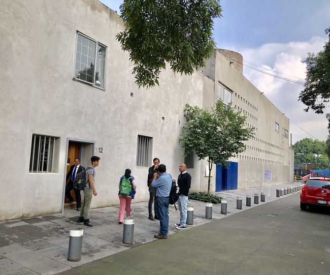 CASA LUIS BARRAGAN<br />20世紀の近代建築を代表する世界的建築家ルイスバラガンの自宅兼アトリエです。<br /><br />ここは事前のツアーの予約が必要です。<br /><br />月曜日から金曜日の<br />10:30、11:30、12:30、15:30、16:00<br />と毎日5つのツアーがあります。<br />11:00のツアーに日本語があるというので日本でネットから予約しました。<br /><br />ホテルからはUberで来ました。日本円で350円でした。メキシコのUberはタクシーの価格に比べて格安です。<br /><br />僕にとってここCASA LUIS BARRAGANは6年前にも来たけれど予約がないので残念なことに内部を見学出来なかった所なのです。<br /><br />入場料は400ペソで写真撮影代が500ペソで合計900ペソ(約6300円)でした。<br />今までの博物館や美術館の入場料と写真撮影代の中で一番高い料金です。<br />だいぶビックリ！でした。(カード可)<br /><br />何人から内部は写真撮影は出来なかったでしょと言われました。<br />バラガンの才能溢れる邸宅の内部の写真を撮影する事が出来ました。<br />料金にふさわしい貴重な記録写真を所有出来たのかも知れません。<br /><br />邸宅の内部はバラガンが生活したプライベートな空間が維持されています。<br />建築ファンやバラガンファンでない一般人の僕ても充分楽しめるものでした。<br /><br />生涯独身だったバラガンの生活空間は哲学的で高尚で孤独好きな印象を受けました。<br /><br />「正四角形」のシンプルな食卓が置かれた狭い食堂にはたった2脚の椅子が置かれていました。<br />飾り棚に置かれた皿には「SOLEDAD」(孤独)と書かれていました。<br />日本の茶道には抹茶を飲み干すとお茶碗の底に隠れていた富士山だとかお月さまだとか季節の絵柄が出てくる趣向があります。<br />お茶席では席主と客がその趣向を楽しんだりします。<br />それとは違うようですがバラガンがお皿に書いた「SOLEDAD」(孤独)とは何を意味(表現)してたのでしょうか。<br /><br />バラガンはこの自宅に独り住まいで、お手伝いさんがサーブしてくれるスープに飲み終わると孤独の文字がでる皿を使わせたのでしょうか？<br />どんな気持ちでたった一人でこの孤独の皿でスープを味わったのでしょうか？<br /><br />日本のサッカーの青いユニフォームを着た日本語ガイドの解説はたどたどしいかったけれど熱心でした(日本へは来たことはなくて独学で習得したようです)。<br />解説の端々にバラガンへの尊敬の気持ちが感じられました。<br /><br />80歳からパーキンソン病を患ったバラガンの寝室は「簀の子扉」と「密閉扉」の二重扉になっていました。<br />病状が悪くてお手伝いさんを呼ぶ必要がある場合には「簀の子扉」を使ったそうです。<br /><br />寝室の木製の4枚窓は閉めると十字の光のスリットが出来るようになっていました。<br />安藤忠雄の「光の教会」はこの仕組みにインスパイアされたというレベルではなく完全なパクリだなと感じました。<br /><br />1988年にバラガンはこの家で86歳で死去しています。<br />そして、2004年にはこの建物は世界遺産に登録されています。<br /><br />邸宅を見学した後はバラガンの最期の作品である「ヒラルディ邸」(徒歩15分)を回りました。