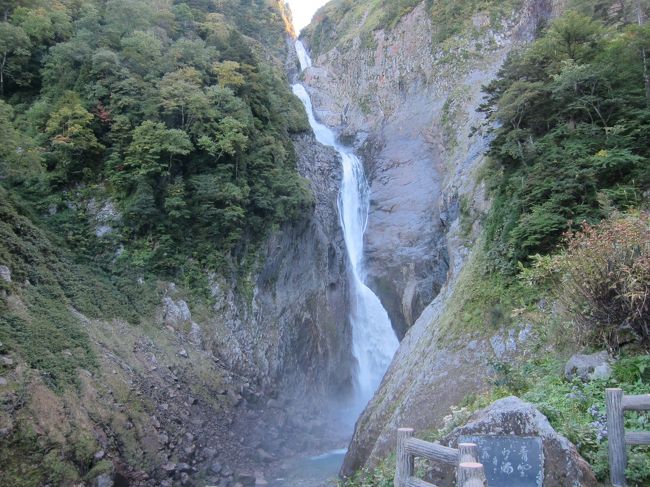 富山県の立山駅から紅葉の弥陀が原と称名滝を楽しんできました。<br />台風到来により不安定なお天気の中、3泊4日の旅の始まりでしたが、なんとかお天気が大きく崩れることなく、絶景を楽しむことが出来ました。<br /><br />2日目<br />予定ではサクッと称名滝を見て、黒部峡谷のトロッコ列車に乗ろうと思っていましたが、何故か上からも称名滝を見たくなり、普通のスニーカーで八郎坂を登って、紅葉の弘法付近を散策、またまた八郎坂を下るというヘトヘトで無謀な1日になってしまいました。
