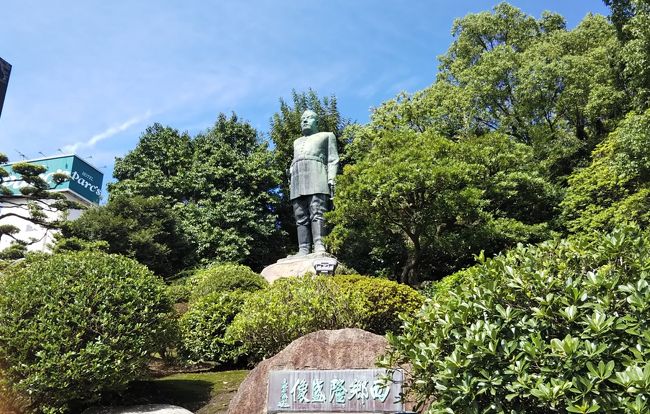 9月のシルバーウィーク(SW)に、主人の母方のお墓参りを兼ねて鹿児島に観光に行きました。<br />この旅行記は、旅行の3日目~4日目の部分です。<br /><br />1日目:広島から指宿へ移動と絶景露天風呂「たまて箱」<br />2日目:指宿名物「唐船峡のそうめん流し」<br />3日目:桜島観光(定期観光バス乗車)、城山ホテルチェックイン、ホテルで中華料理<br />4日目:鹿児島市内の西郷どん関係の史跡巡り(薩摩こんしぇるじゅさんの案内で)<br /><br />写真は、鹿児島市内の西郷隆盛像です。