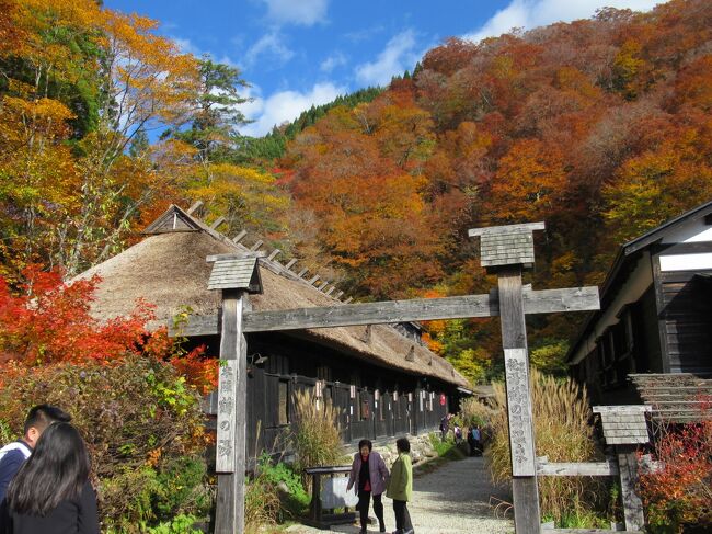 「鶴の湯本陣」には再訪です。<br />紅葉の時季にも是非訪れたいと10月宿泊予約開始の今年4月1日の朝7:00~、スマホとイエデンの二刀流で2時間半格闘。<br />やっと繫がって本陣のお部屋を確保出来ました。<br />もう1泊は温泉郷最奥の「黒湯温泉」の茅葺のお宿を予約。<br />初日に「田沢湖遊覧船」、最終日に「抱返り渓谷の紅葉」&「角館の紅葉」も併せて観ようと計画した盛沢山な2泊3日の旅です。<br />
