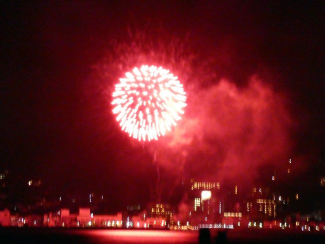 中国料理 翠陽で満足の夕食を頂きお部屋の戻ると、窓の外から小さいながら花火の音が聞こえてきます。<br /><br />そこでカメラを持ってバルコニーに出ると、遠く対岸の熱海での花火と、遅れて音が聞こえてきます。<br /><br /><br />