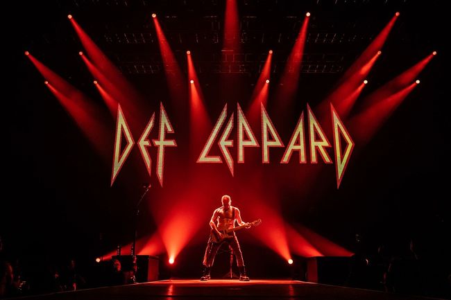 Def leppadは5回目のライブ。スタンディングだが、Def leppard では初の最前列。メンバーと目が合うってのは感動する。