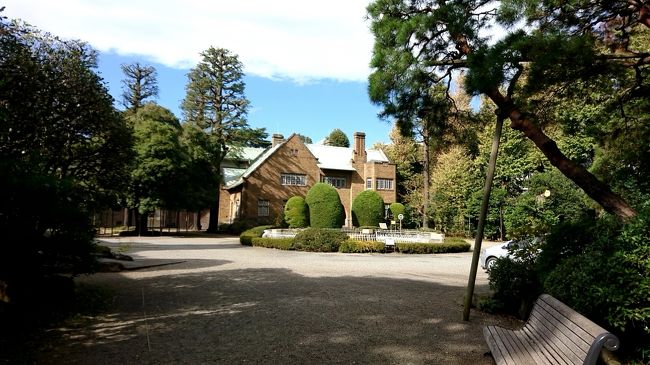 　文学館から移動し二子玉川駅へここから徒歩２０分で、静嘉堂文庫美術館へ行きました。今回は、松浦武四郎展をやっていました。この松浦武四郎氏は、幕末の北方探検家で、「北海道」の名付け親です。武四郎は伊勢国一志郡須川村（現在の三重県松阪市）の郷士の家に生まれました。10代半ばで全国を巡る旅の第一歩を踏み出し、旅の巨人とも称せられます。そして、彼の生涯はこの並外れた好奇心と実行力に貫かれていました。見学後、隣に世田谷文化財の旧小坂家住宅がありました。中に入ってみることにしました。ここは、もと衆議院議員の小坂順造氏の別荘でした。小坂氏と言えば、信州出身の信越化学の社長も務めた方です。豪華な別荘を見てきました。